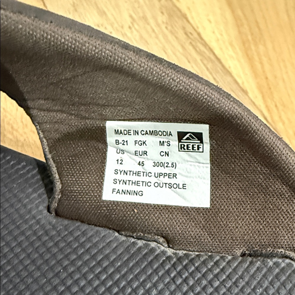 Reef Men’s Fanning Flip Flops in Brown/Gum with Bottle Opener in the sole. - Picture 4 of 6
